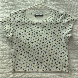 ✨ RARE brandy melville floral crop tee